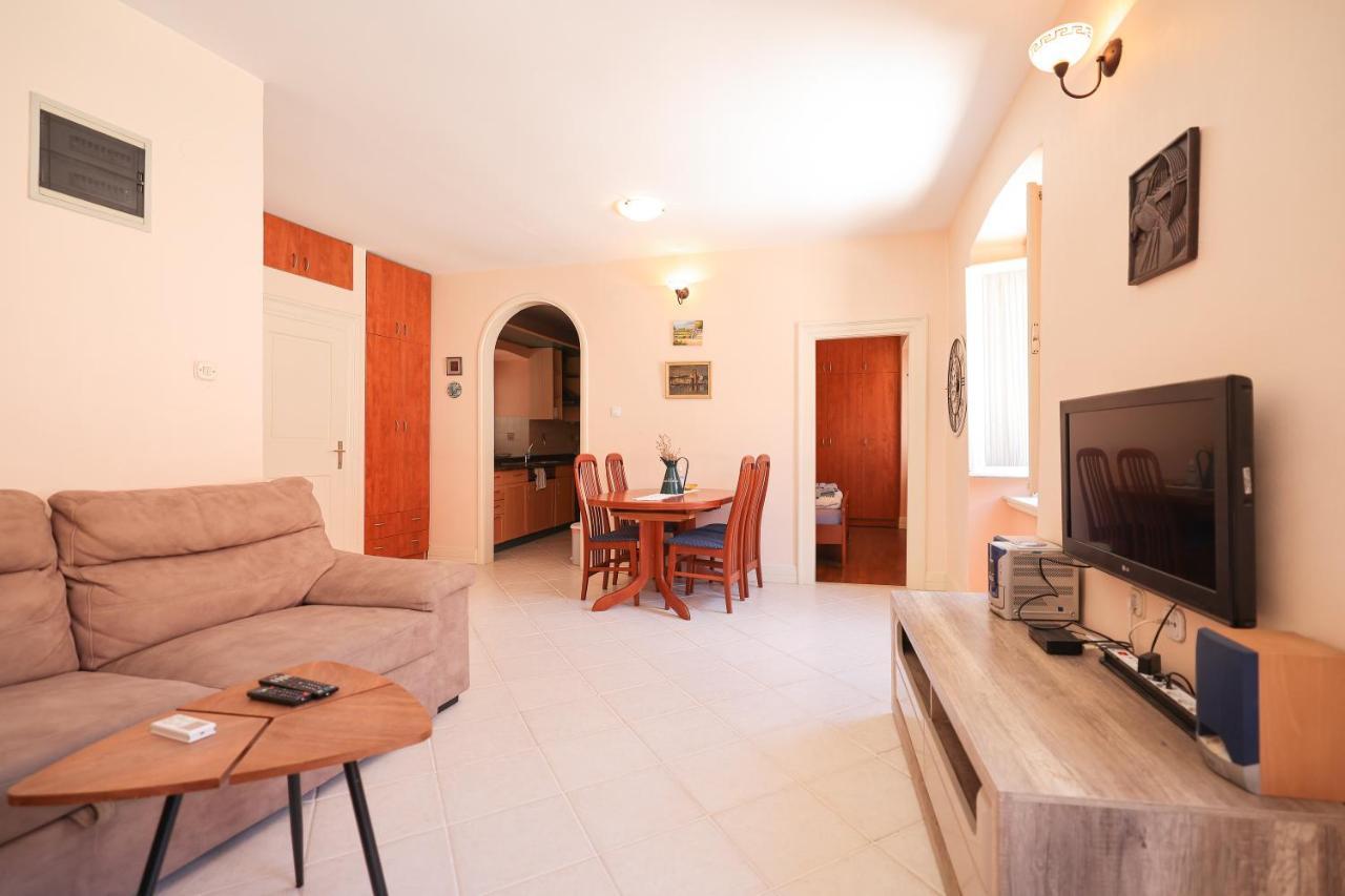 Apartment Two Bedroom In Center Igor Zadar